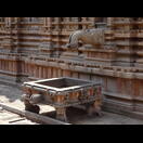 Das Element, über das die Flüssigkeit, die während Zeremonien über z. B. das Lingam geschüttet wird, aus dem Schrein fließt